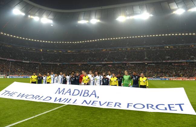 10.12.2013, Fussball Champions League 2013 2014, Vorrunde, 6.Spieltag, FC Bayern München - Manchester City FC, in der Allianzarena München. Gedenken an den verstorbenen Nelson Mandela, die beiden Mannschaften stellen sich gemeinsam zum, Gruppenfoto vor dem Plakat Madiba, wir werden dich nie vergessen !