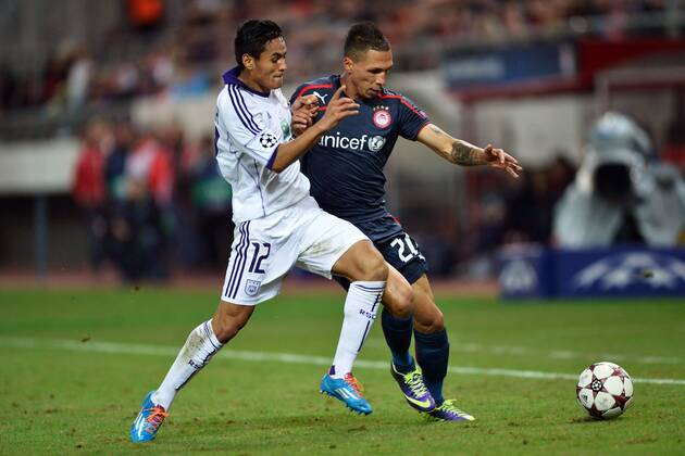 Andy Najar Rodriguez of RSC Anderlecht in duel with Jose Holebas of Olympiacos FOOTBALL : Olympiakos vs Anderlecht - Ligue des Champions - 10 12 2013 PHOTONEWS PANORAMIC 