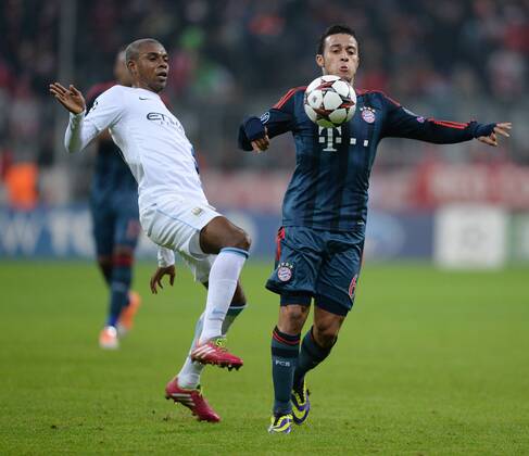 FUSSBALL CHAMPIONS LEAGUE SAISON 2013 2014 Vorrunde FC Bayern München - Manchester City Thiago Alcantara (re, FC Bayern München) gegen Fernandinho (Manchester City) 