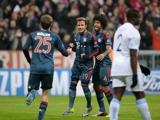 FUSSBALL CHAMPIONS LEAGUE SAISON 2013 2014 Vorrunde FC Bayern München - Manchester City JUBEL FC Bayern München; Torschütze zum 2-0 Mario Götze (Mitte) jubelt mit Dante (Fre) und Thomas Müller (li) 