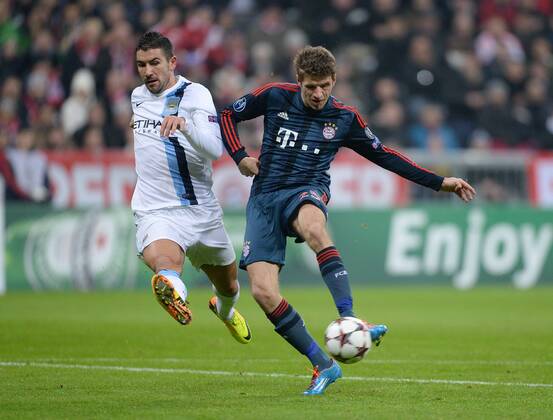 FUSSBALL CHAMPIONS LEAGUE SAISON 2013 2014 Vorrunde FC Bayern München - Manchester City Thomas Müller (re, FC Bayern München) erzielt hier gegen Aleksandar Kolarov (Manchester City) das Tor zum 1-0 