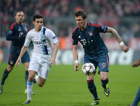 FUSSBALL CHAMPIONS LEAGUE SAISON 2013 2014 Vorrunde FC Bayern München - Manchester City Mario Mandzukic (re, FC Bayern München) gegen Jesus Navas (Manchester City) 