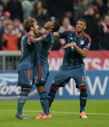 FUSSBALL CHAMPIONS LEAGUE SAISON 2013 2014 Vorrunde FC Bayern München - Manchester City JUBEL FC Bayern München; Torschütze zum 2-0 Mario Götze jubelt mit David Alaba und Jerome Boateng (v.li.) 