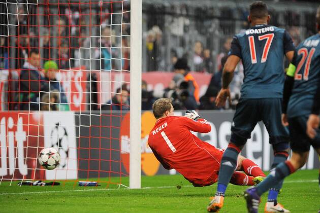 Der Ball schlaegt unter Torwart Manuel Neuer (FC Bayern München) ins Tor ein. David SILVA (Manchester City, nicht im Bild) hat den Anschlusstreffer zuum 1:2 erzielt. Bayern München - Manchester City, Champions League, Vorrunde, 10.12.2013 Foto: EIBNER