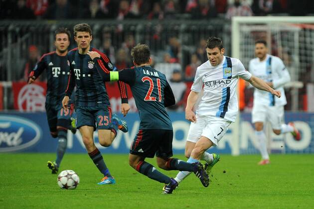 Rechts setzt sich James MILNER (Manchester City) durch, davor Philipp Lahm (FC Bayern München) Bayern München - Manchester City, Champions League, Vorrunde, 10.12.2013 Foto: EIBNER