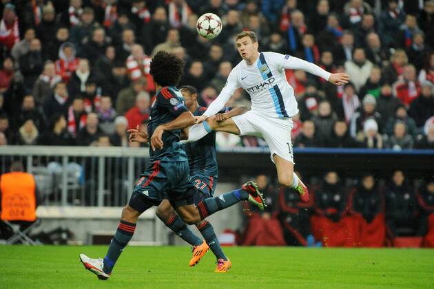 Edin DZEKO (Manchester City) beim Kopfball, davor Dante (FC Bayern München) Bayern München - Manchester City, Champions League, Vorrunde, 10.12.2013 Foto: EIBNER
