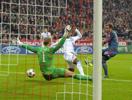 10.12.2013, Fussball Champions League 2013 2014, Vorrunde, 6.Spieltag, FC Bayern München - Manchester City FC, in der Allianzarena München. Torschuss zum 2:0 von Mario Götze (re, Bayern) gegen Torwart Joe Hart (Manchester).