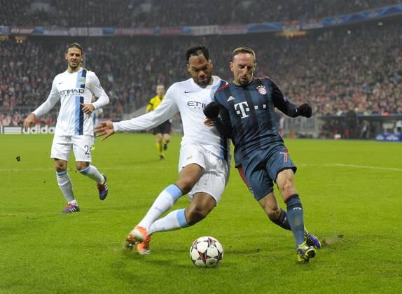10.12.2013, Fussball Champions League 2013 2014, Vorrunde, 6.Spieltag, FC Bayern München - Manchester City FC, in der Allianzarena München. v.li: Joleon Lescott (Manchester) gegen Franck Ribery (München).