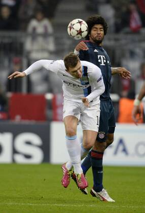 10.12.2013, Fussball Champions League 2013 2014, Vorrunde, 6.Spieltag, FC Bayern München - Manchester City FC, in der Allianzarena München. v.li: Edin Dzeko (Manchester) gegen Dante (Bayern München).