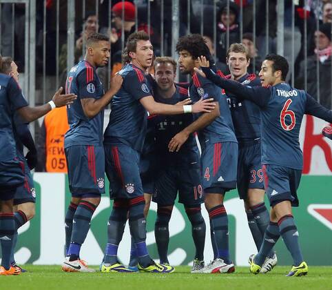 Torjubel 2:0 München, V.li. Jerome Boateng (Bayern), Mario Mandzukic (Bayern), Torschütze Mario Götze (Bayern), Dante (Bayern), b39 , Thiago (Bayern) . FC Bayern München-Manchester City . München, GER, 10.12.2013 , Fussball-Champions League 2013-2014 .