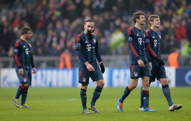 FUSSBALL CHAMPIONS LEAGUE SAISON 2013 2014 Vorrunde FC Bayern München - Manchester City Enttäuschung FC Bayern München; Franck Ribery (Mitte) mit Handschuh im Mund, Thomas Müller und Toni Kroos (re) 