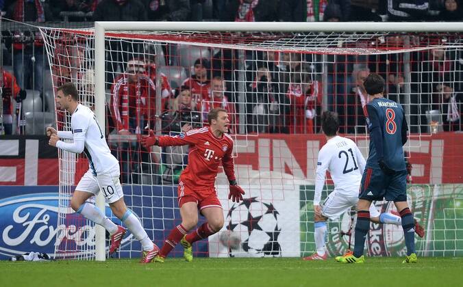 FUSSBALL CHAMPIONS LEAGUE SAISON 2013 2014 Vorrunde FC Bayern München - Manchester City Tor zum 2-3 Endstand; Edin Dzeko (li, Manchester City) jubelt, Torwart Manuel Neuer (2.v.li, FC Bayern München) enttäuscht 