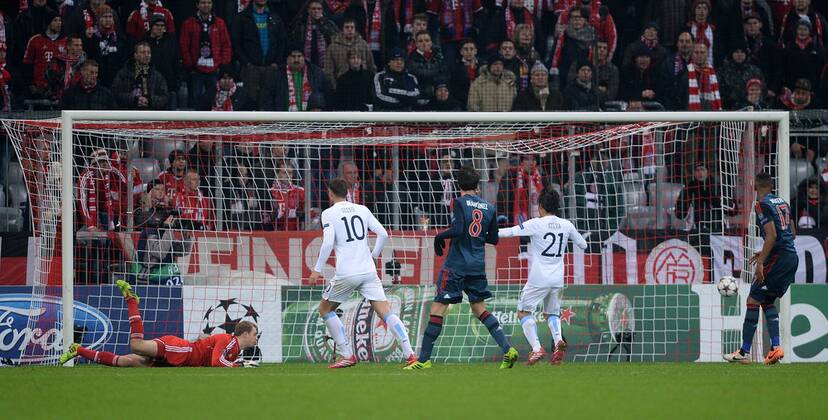 FUSSBALL CHAMPIONS LEAGUE SAISON 2013 2014 Vorrunde FC Bayern München - Manchester City Tor zum 2-3 Endstand; Torwart Manuel Neuer (li, FC Bayern München) am Boden 