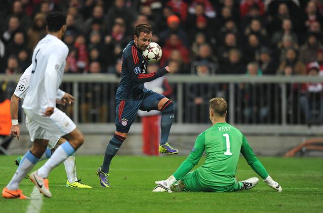 10-12-2013, Fussball, Saison 2013-2014, UEFA Champions League, Vorrunde, FC Bayern München - Manchester City, Mario Götze (Mario Götze, FC Bayern München), mi., scheitert an Torwart Joe Hart (Manchester United)