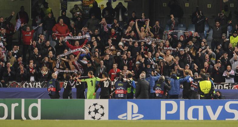 UEFA CHAMPIONS LIGUE San Sebastian - BAYER 04 LEVERKUSEN - Players of Bayer celebrating with fans 