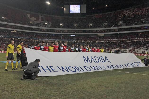 Lissabon, 10 12 2013 - SL Benfica Lissabon - Paris St. Germain at Luz stadium in the 6th round game of the group stage of the Champions League 2012 13. Final result 2-1 - Players display a banner honouring late South African President Nelson Mandela 