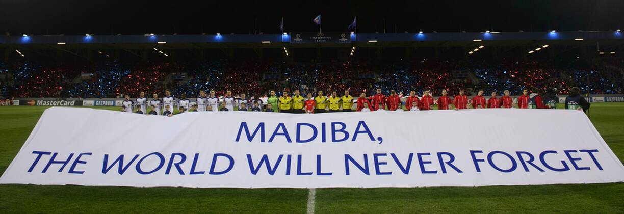 CSKA Moscow players (left) and Pilsen players hold a transparent which reads MADIBA, THE WORLD WILL NEVER FORGET to pay tribute to deceased Nelson Mandela in Pilsen, Czech Republic, on December 10, 2013, ahead of the 6th round Champions League match FC Viktoria Plzen vs CSKA Moscow. (CTKxPhoto MichalxKamaryt) CTKPhotoP201312100918301  kmt 4