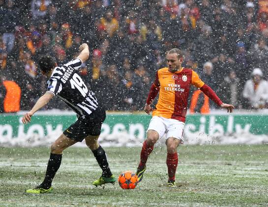 UEFA Champions League group B match between Galatasaray Istanbul and Juventus Torino at Turk Telekom Arena Stadium on December 11, 2013 in Istanbul. Pictured: Wesley Sneijder of Galatasaray and Leonardo Bonucci of Juventus 