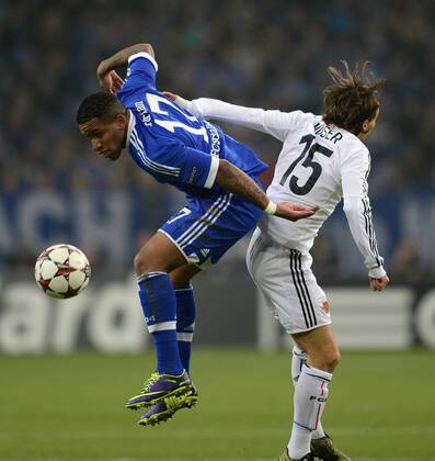 FUSSBALL CHAMPIONS LEAGUE SAISON 2013 2014 VORRUNDE 6. SPIELTAG FC Schalke 04 - FC Basel 11.12.2013 Jefferson Farfan (FC Schalke 04) gegen Kay Vosser (re, Basel) 