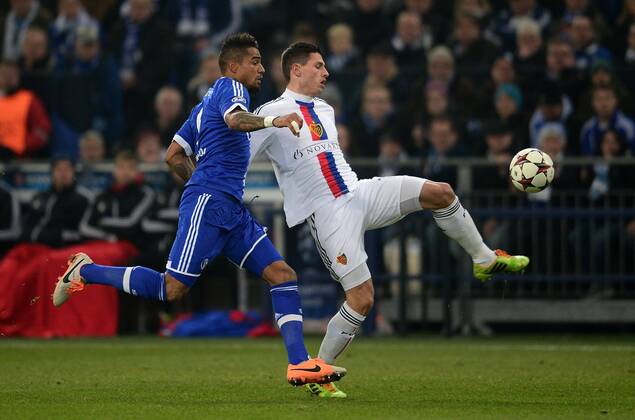FUSSBALL CHAMPIONS LEAGUE SAISON 2013 2014 VORRUNDE 6. SPIELTAG FC Schalke 04 - FC Basel 11.12.2013 Kevin-Prince Boateng (li, FC Schalke 04) gegen Fabian Schär (re, Basel) 