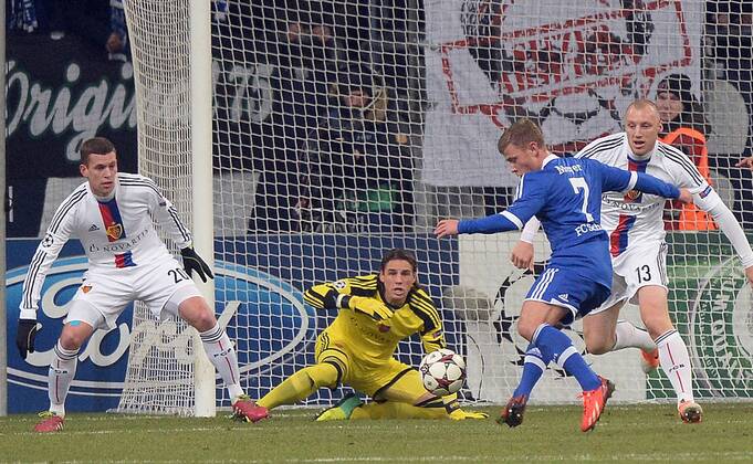 11.12.2013, xjhx, Fussball, UEFA Champions League, FC Schalke 04 - FC Basel, v.l. Fabian Frei (FC Basel), Yann Sommer (FC Basel), Max Meyer (FC Schalke 04), Ivan Ivanov (FC Basel)