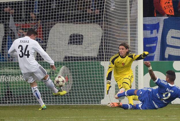 11.12.2013, xjhx, Fussball, UEFA Champions League, FC Schalke 04 - FC Basel, v.l. Taulant Xhaka (FC Basel), Kevin-Prince Boateng (FC Schalke 04), Yann Sommer (FC Basel)