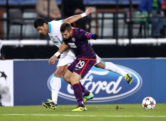 FUSSBALL - CL, A.Wien vs St.Petersburg WIEN,AUSTRIA,11.DEZ.13 - FUSSBALL - UEFA Champions League, Gruppenphase, FK Austria Wien vs Zenit Sankt Petersburg. Bild zeigt Hulk (St.Petersburg) und Markus Suttner (A.Wien). 