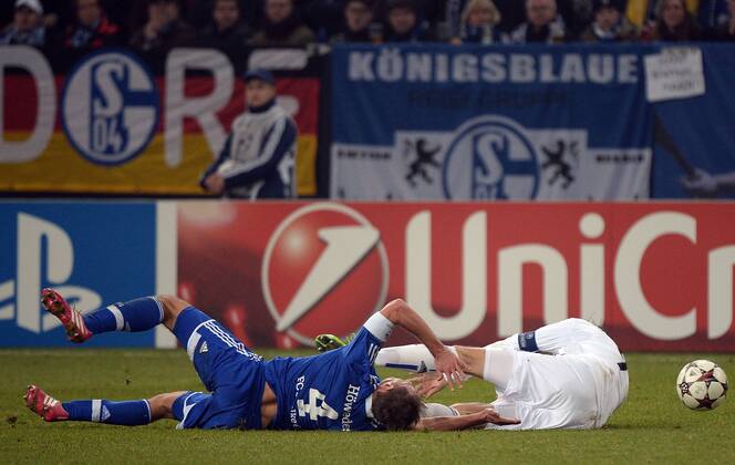 11.12.2013, xjhx, Fussball, UEFA Champions League, FC Schalke 04 - FC Basel, v.l. Benedikt Höwedes (FC Schalke 04), Marco Streller (FC Basel)