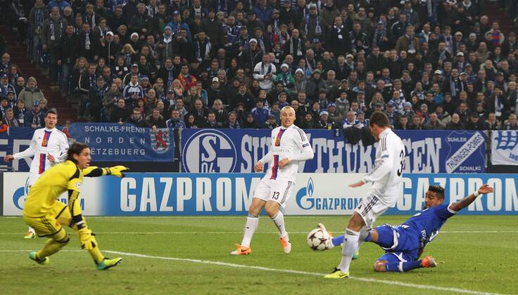 11.12.2013, xtvx, Fussball Champions League, FC Schalke 04 - FC Basel, v.l. Torchance Kevin-Prince Boateng (FC Schalke 04) Torwart Yann Sommer (FC Basel) Taulant Xhaka (FC Basel) Ivan Ivanov (FC Basel)