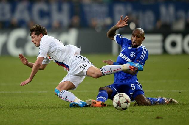 FUSSBALL CHAMPIONS LEAGUE SAISON 2013 2014 VORRUNDE 6. SPIELTAG FC Schalke 04 - FC Basel 11.12.2013 Valentin Stocker (re, Basel) gegen Felipe Santana (re, FC Schalke 04) 