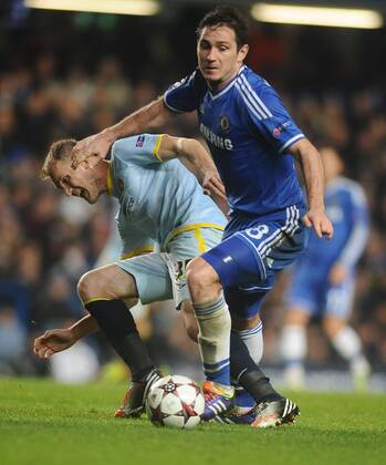 Football - 2013 2014 Champions League - Chelsea v Steaua Bucharest Pantelis Kapetanos - Steaua Bucharest Frank Lampard - Chelsea at The Emirates. COLORSPORT ANDREW COWIE 