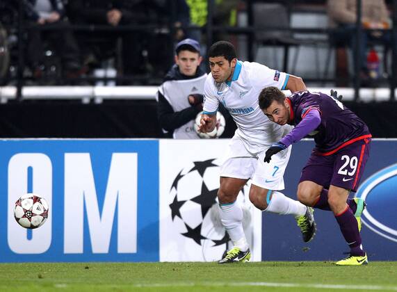 FUSSBALL - CL, A.Wien vs St.Petersburg WIEN,AUSTRIA,11.DEZ.13 - FUSSBALL - UEFA Champions League, Gruppenphase, FK Austria Wien vs Zenit Sankt Petersburg. Bild zeigt Hulk (St.Petersburg) und Markus Suttner (A.Wien). 