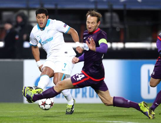 FUSSBALL - CL, A.Wien vs St.Petersburg WIEN,AUSTRIA,11.DEZ.13 - FUSSBALL - UEFA Champions League, Gruppenphase, FK Austria Wien vs Zenit Sankt Petersburg. Bild zeigt Hulk (St.Petersburg) und Manuel Ortlechner (A.Wien). 