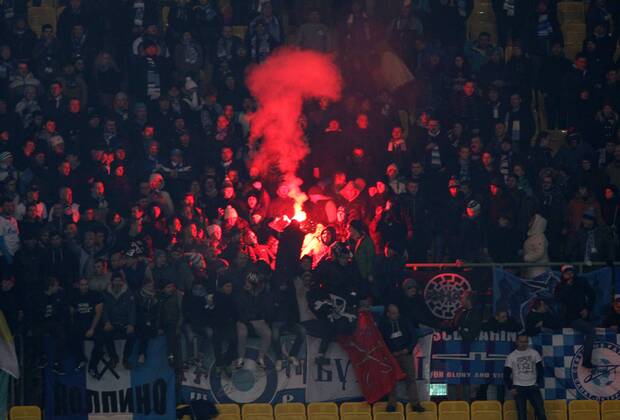 WIEN,AUSTRIA,11.DEZ.13 - FUSSBALL - UEFA Champions League, Gruppenphase, FK Zenit Sankt Petersburg. Bild zeigt Fans. Keywords: Bengalisches Feuer. 