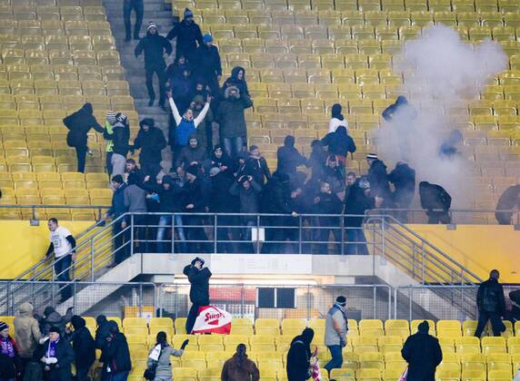 WIEN,AUSTRIA,11.DEZ.13 - FUSSBALL - UEFA Champions League, Gruppenphase, FK Austria Wien vs Zenit Sankt Petersburg. Bild zeigt Fans. Keyword: bengalisches Feuer, Ausschreitungen. 