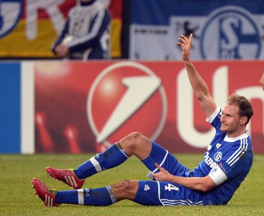 11.12.2013, xjhx, Fussball, UEFA Champions League, FC Schalke 04 - FC Basel, v.l. Benedikt Höwedes (FC Schalke 04) verletzt