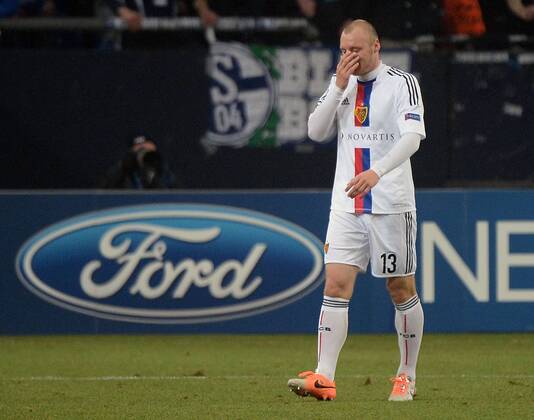11.12.2013, xjhx, Fussball, UEFA Champions League, FC Schalke 04 - FC Basel, v.l. Ivan Ivanov (FC Basel) rote karte
