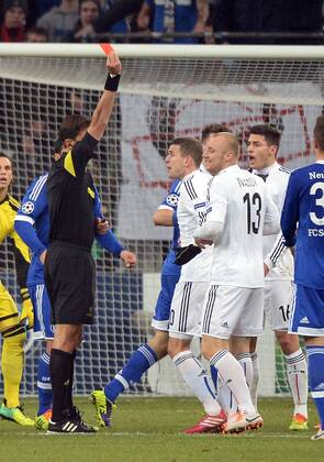 11.12.2013, xjhx, Fussball, UEFA Champions League, FC Schalke 04 - FC Basel, v.l. Schiedsrichter Paolo Tagliavento zeigt Ivan Ivanov (FC Basel) die rote Karte.