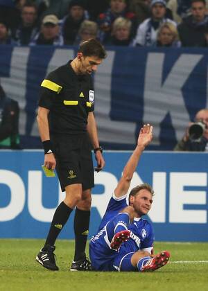 11.12.2013, xtvx, Fussball Champions League, FC Schalke 04 - FC Basel, v.l. Verletzung Benedikt Höwedes (FC Schalke 04)