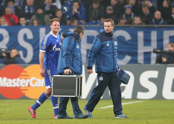 11.12.2013, xtvx, Fussball Champions League, FC Schalke 04 - FC Basel, v.l. Verletzung Benedikt Höwedes (FC Schalke 04)