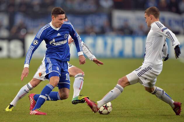 FC Schalke 04 vs. FC Basel --- Fussball --- Champions League --- 11.12.2013 Julian Draxler (Schalke), links, Zweikampf gegen Fabian Frei (Basel), Freisteller, Aktion