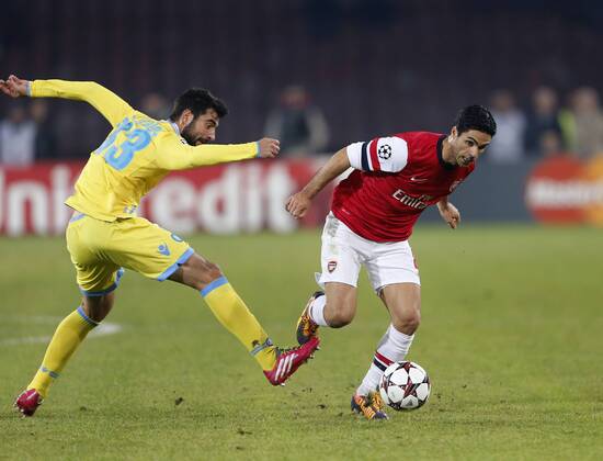 Napoli s Raul Albiol tussles with Arsenal s Mikel Arteta Napoli v Arsenal - UEFA Champions League - San Paolo Stadium - Naples - Italy - 11 12 2013 - Pic David Klein Sportimage EDITORIAL USE ONLY. No use with unauthorised audio, video, data, fixture lists, club league logos or live services. Online in-match use limited to 120 images, no video emulation. No use in betting, games or single club league player publications.