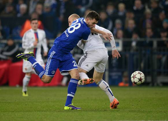 FUSSBALL CHAMPIONS LEAGUE SAISON 2013 2014 VORRUNDE 6. SPIELTAG FC Schalke 04 - FC Basel 11.12.2013 Ivan Ivanov (li, Basel) im Zweikampf mit Adam Szalai (re, FC Schalke 04). Im Anschluss entscheidet der Schiedsrichter auf Platzverweis für Ivanov 