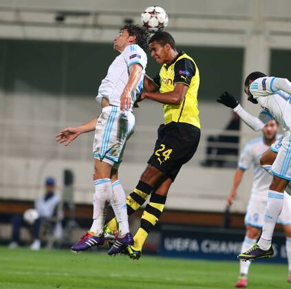 Mittwoch 11.12.2013, Saison 2013 2014, UEFA Champions League, 6. Spieltag im Stadion Velodrome Marseille, Olympique de Marseille - BVB Borussia Dortmund, Marian Sarr (BVB) beim Kopfball, rechts
