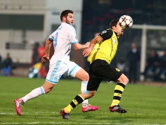 Mittwoch 11.12.2013, Saison 2013 2014, UEFA Champions League, 6. Spieltag im Stadion Velodrome Marseille, Olympique de Marseille - BVB Borussia Dortmund, Andre-Pierre Gignac (OM) gegen Sokratis Papastathopoulos (BVB), v.l.