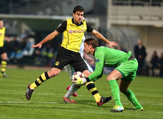 Mittwoch 11.12.2013, Saison 2013 2014, UEFA Champions League, 6. Spieltag im Stadion Velodrome Marseille, Olympique de Marseille - BVB Borussia Dortmund, Sokratis Papastathopoulos (BVB) und Torwart Roman Weidenfeller (BVB), v.l.
