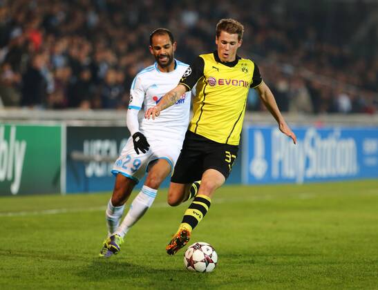 Mittwoch 11.12.2013, Saison 2013 2014, UEFA Champions League, 6. Spieltag im Stadion Velodrome Marseille, Olympique de Marseille - BVB Borussia Dortmund, Saber Khalifa (OM) gegen Erik Durm (BVB), v.l.