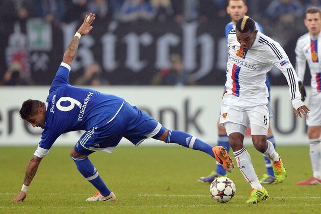 FC Schalke 04 vs. FC Basel --- Fussball --- Champions League --- 11.12.2013 Serey Die (Basel), rechts, Zweikampf gegen Kevin-Prince Boateng (Schalke), Freisteller, Aktion