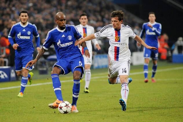 Felipe Santana ( links Schalke 04 ) imZweikampf mit Valentin Stocker ( rechts FC Basel Freisteller Portrait angeschnittenes Einzelmotiv Einzelbild Action Aktion ) 11.12.2013 --- Fussball --- Champions League --- Schalke 04 vs FC Basel Foto: Eibner EP_TTL