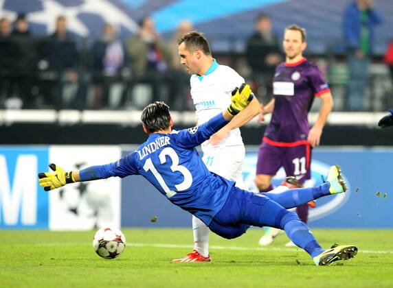 FUSSBALL - CL, A.Wien vs St.Petersburg WIEN,AUSTRIA,11.DEZ.13 - FUSSBALL - UEFA Champions League, Gruppenphase, FK Austria Wien vs Zenit Sankt Petersburg. Bild zeigt Heinz Lindner (A.Wien) und Aleksandr Kerzhakov (St.Petersburg). Keyword: Tor 
